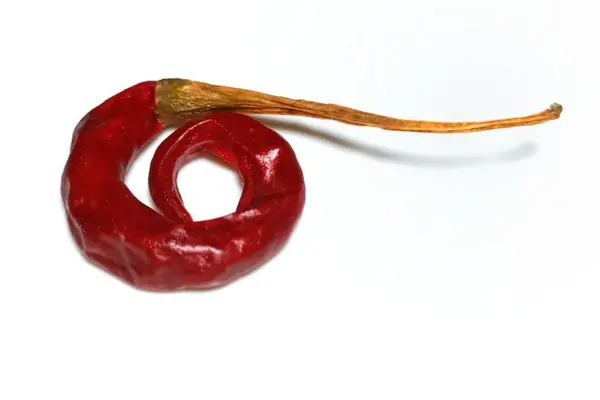 Beyaz arka plan üzerinde izole kuru kırmızı biber