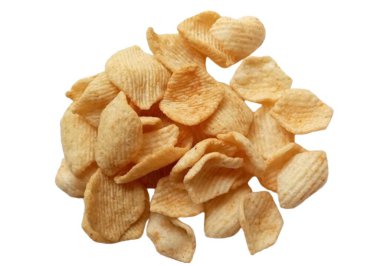 Beyaz arka plan üzerinde izole baharatlı patates cipsi