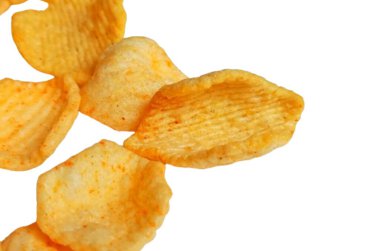 Beyaz arka plan üzerinde izole baharatlı patates cipsi