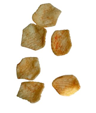 Beyaz arka plan üzerinde izole baharatlı patates cipsi