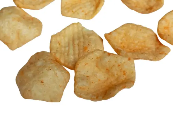 Beyaz arka plan üzerinde izole baharatlı patates cipsi