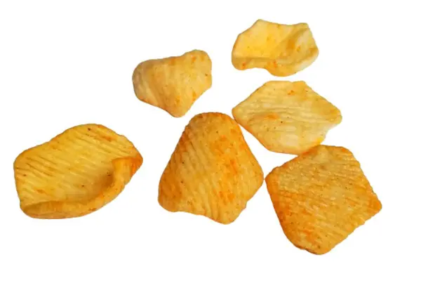 Beyaz arka plan üzerinde izole baharatlı patates cipsi