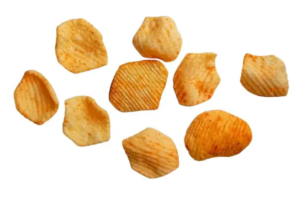 Beyaz arka plan üzerinde izole baharatlı patates cipsi