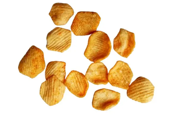 Beyaz arka plan üzerinde izole baharatlı patates cipsi