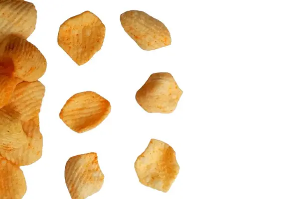 Beyaz arka plan üzerinde izole baharatlı patates cipsi