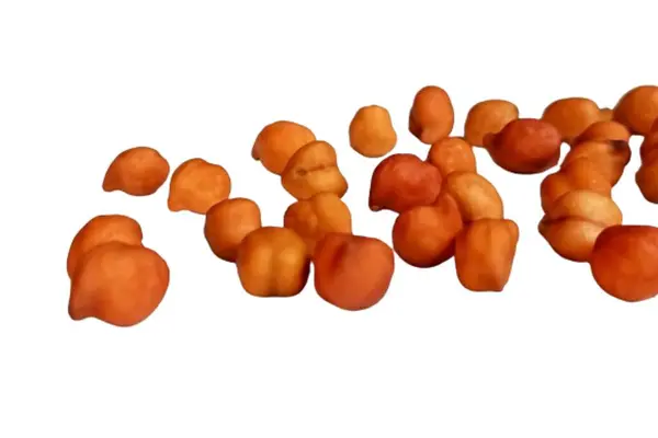 Beyaz arkaplanda izole edilmiş nohutlar