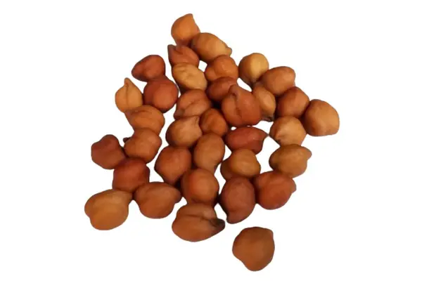 Beyaz arkaplanda izole edilmiş nohutlar