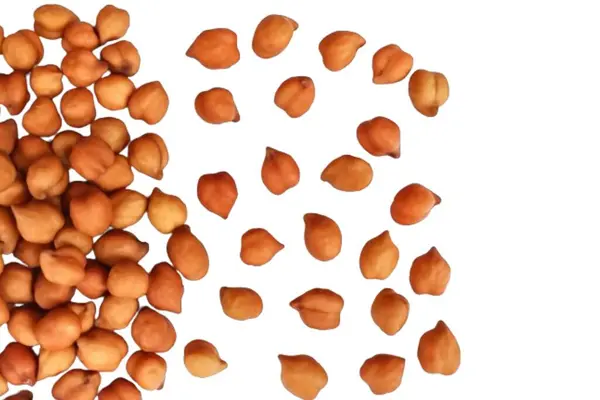 Beyaz arkaplanda izole edilmiş nohutlar