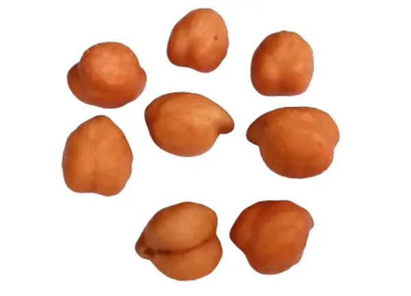 Beyaz arkaplanda izole edilmiş nohutlar