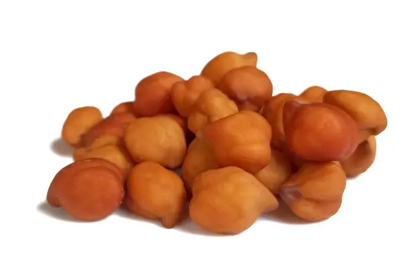 Beyaz arkaplanda izole edilmiş nohutlar