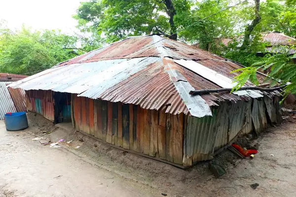 Kırsal alanda geleneksel teneke çatı kulübesi