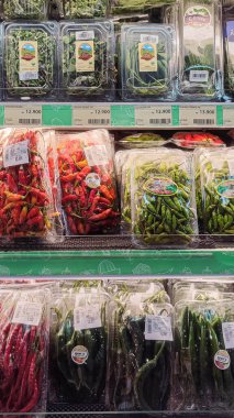 Markette sebzeler ve pişirmeye hazır 