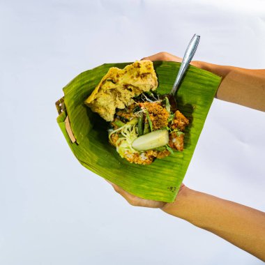 Beyaz arka planı olan bir pekel pilavı.