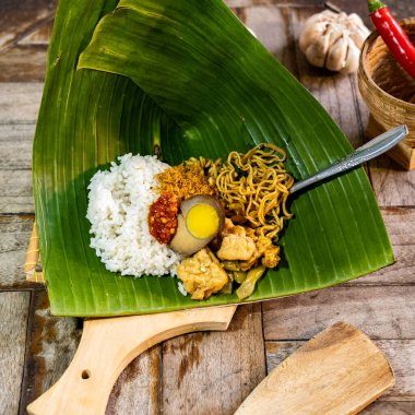 Kedi pirinci ya da bilinen adıyla Nasi Kucing Endonezya 'da geleneksel yemek. Lezzetli ve baharatlı sambal, bir dilim yumurta, kızarmış erişte ve yüksek kaliteli kamerayla yakalanan tofu..