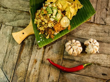 Pekel pilavı Endonezya 'da geleneksel yemek olarak lezzetli ve baharatlı sambal ile yüksek kaliteli kamera ile yakalanır..