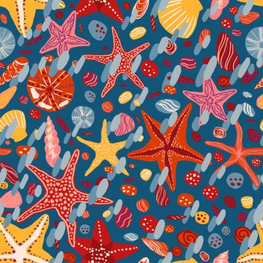 Yıldız balıkları, deniz kabukları ve taşlar düz elle çizilmiş vektörsüz desen. İskandinav tarzında renkli duvar kağıtları. Yaz mevsimi geçmişi. İzler, ambalaj, tekstil, kumaş, dekor ve kartlar için soyut tasarım.