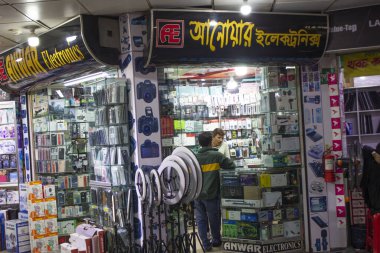 Bangladeş 'teki kamera ve aksesuar dükkanları fotoğraf meraklıları, profesyoneller, film yapımcıları ve içerik yaratıcılarının çeşitli ihtiyaçlarını karşılayan canlı merkezlerdir..