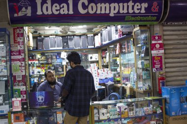 Bangladeş 'in bilgisayar pazarında, tüketiciler ve perakendeciler arasındaki çeşitli etkileşimler, geleneksel ticaret ve teknolojik gelişmelerin eşsiz bir karışımını yansıtıyor.