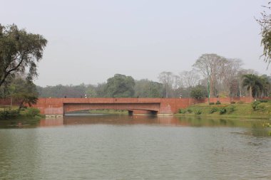 Natinal Memorial Anıtı 'ndaki gölün manzarası. Gölün sakin suları Ulusal Anıt' ın kucağına kurulmuş.. 
