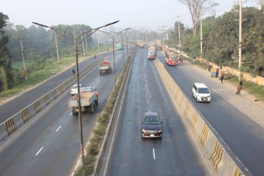 Otoyol geçişine yakın çekim, modern altyapının karmaşık duvar halısı verimlilik ve zarafetin bir karışımı ile açılır.. 