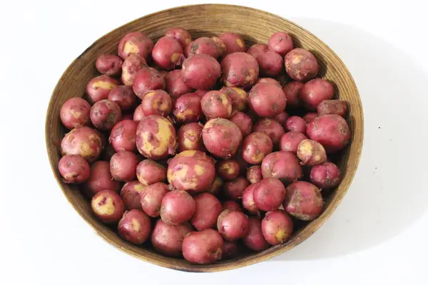 Evdeki mutfakta taze patates, derisi kahverengi ve bej renkleri ile renklendirilmiş, yakın zamanda koparıldığı toprağın kalıntılarını taşıyor, doğal kökeninin bir kanıtı.. 