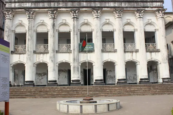 Baliati Sarayı Yerel Tarih Müzesi, Bangladeş 'in pitoresk Manikganj bölgesinde yer alan bir kültür mücevheridir..