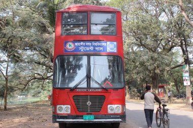 Jahangirnagar Üniversitesi, Savar, Dhaka, Bangladeş 'te öğrencileri bekleyen bir üniversite otobüsü.