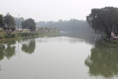 Güzel bir ulusal şehit gölü güzel bir göl uzanır, sakin suları güneşin sıcacık kucağında sıvı gümüş gibi parıldar.. 