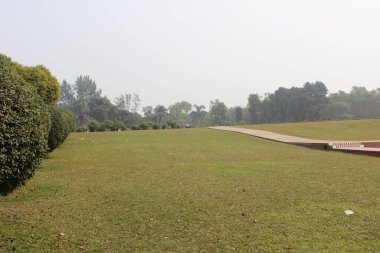 Ulusal şehitlerin anıtlarının manzaralı manzarası, özgürlük ve adalet için hayatlarını feda edenlerin cesaretlerine ve fedakarlıklarına ebedi bir saygı duruşu..