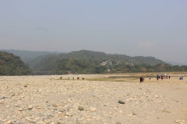 Manzaralı bir manzara Jaflong Sylhet Bangladeş, dünyanın dört bir yanından gelen ziyaretçileri cezbeden çarpıcı bir tablo yaratıyor..