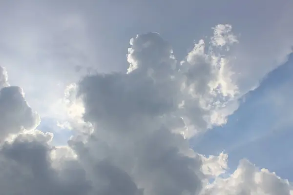 Mavi gökyüzü ve bulutlarla kaplı güneş göksel güzelliğin ve entrikanın bir sahnesini sunar.. 