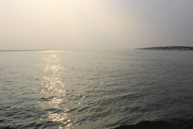 Padma nehrinde gün batımının manzarası nefes kesen renkler tuvaline dönüşür. Gerçekten büyüleyici bir günbatımı manzarası sunar.. 