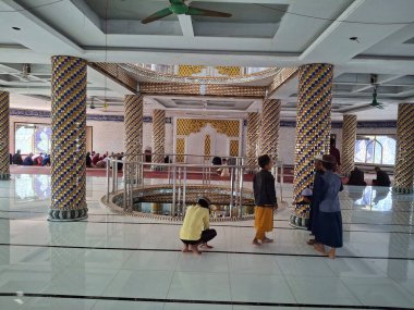 Ünlü bir altın camiinin iç manzarası