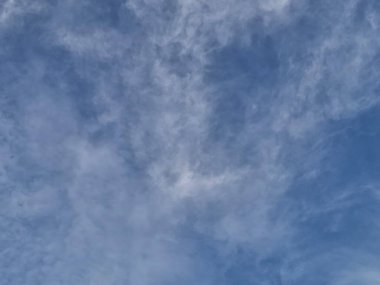 Parlak bir günde, ince beyaz bulutlu mavi bir gökyüzü güzel bir manzara yaratır..