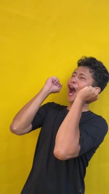 Genç adam bağırıyor ve bağırıyor.