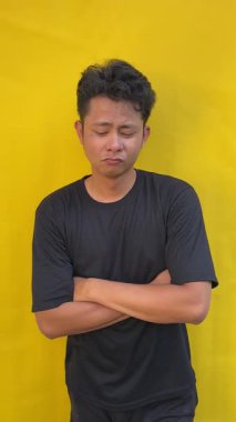 Siyah gömlekli Asyalı genç adamın portresi.