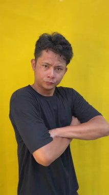 Beyaz bir gömlek giymiş bir adam