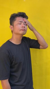 Asyalı adam elleriyle düşünüyor.