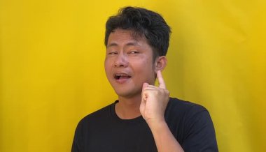 Sarı yüzlü Asyalı adam.