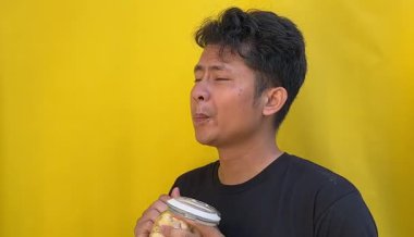 Asyalı adam yemek yiyor.