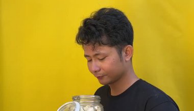 Bir fincan kahveli adam.