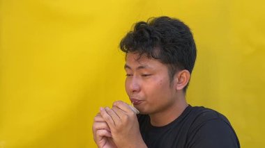 Portre adam dua ediyor, izole.