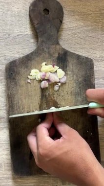 Bir kadının eli bıçağı kesiyor.