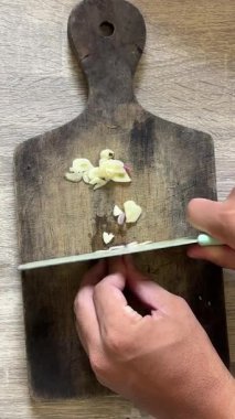 Beyaz bir tahtayı kesiyor.