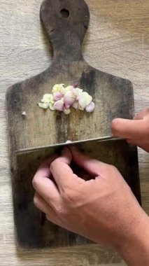 Tahtayı bıçakla kesmek.