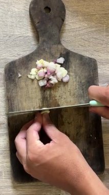 Bir dilim soğan kesiyorum.