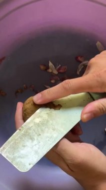 Mutfak lavabosunda bıçaklı bir kadın eli..