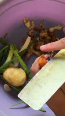 Kadın mutfakta taze sebze hazırlıyor.