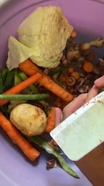 Mutfakta sebze pişirme süreci.