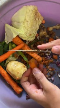 Şef sebze hazırlar.